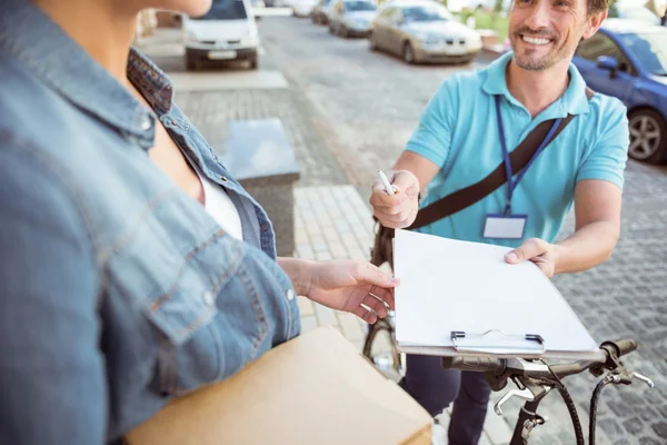 Mensajero positivo entregando el paquete — Foto de Stock