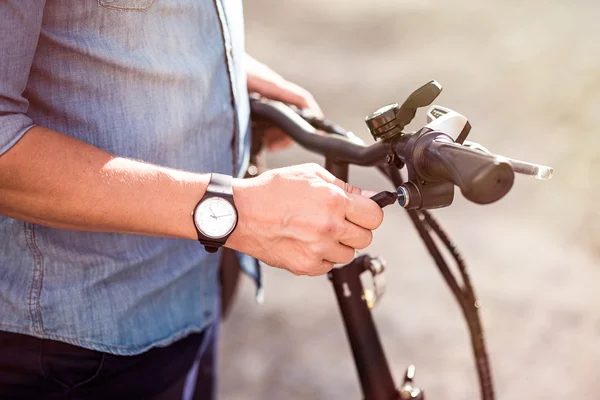 Agréable homme va faire du vélo — Photo