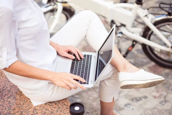 Przyjemna kobieta korzysta z laptopa — Zdjęcie stockowe