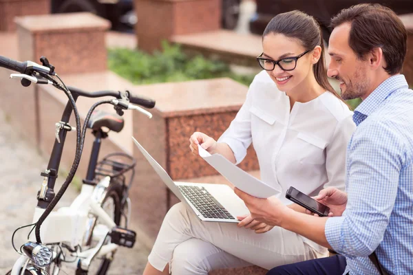 Positive Kollegen sitzen auf der Straße — Stockfoto