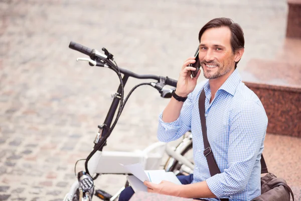 Homem alegre falando no celular — Fotografia de Stock