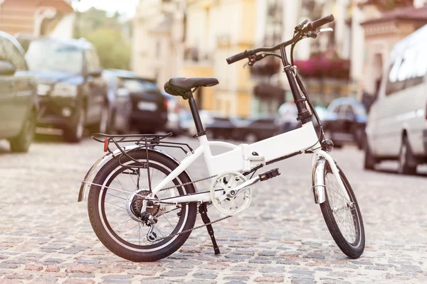 Bicicleta moderna de pie en la carretera — Foto de Stock