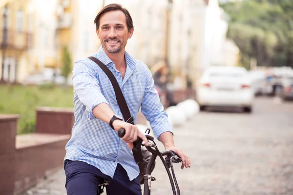 Hombre alegre montando una bicicleta — Foto de Stock