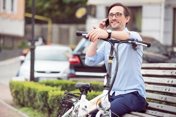 Sonriente hombre de anteojos hablando por teléfono celular . — Foto de Stock