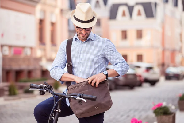 Pozytywny człowiek, stojąc z jego rower — Zdjęcie stockowe