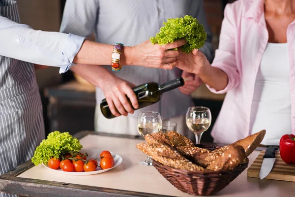 Люди готовят вместе здоровую пищу на кухне дома — стоковое фото