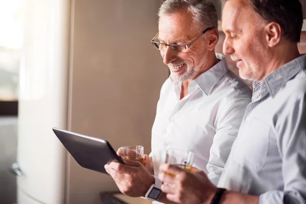 Collega's die grappige grappen met elkaar delen — Stockfoto