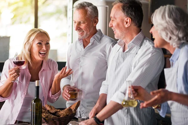 Personas que tienen fiesta de cocina en la cocina de una casa — Foto de Stock