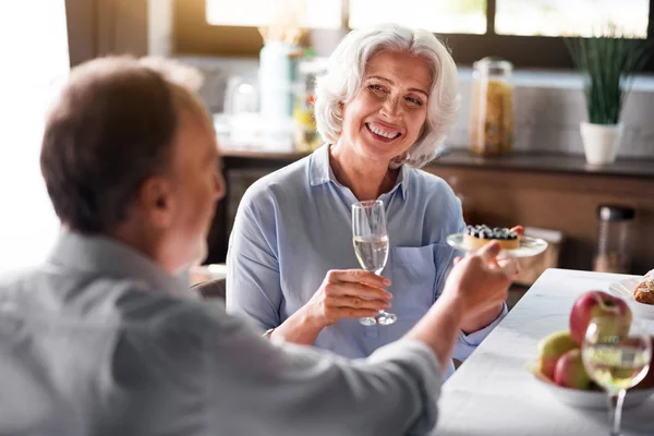 Abuelo ofrece pastel a la abuela sonriente agradable — Foto de Stock