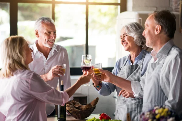 Семейное приветствие с виски и вином на кухне — стоковое фото