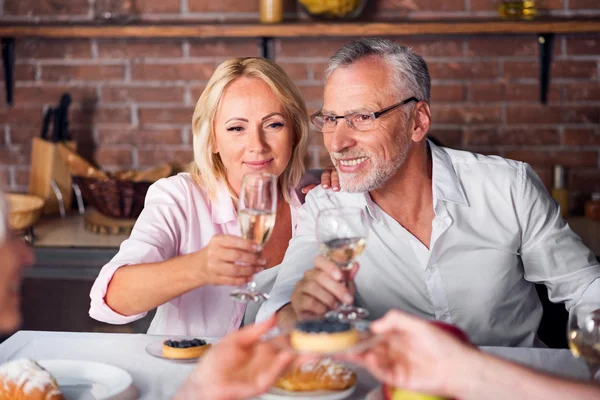 Mientras pareja heterosexual degustación de vino en el restaurante —  Fotos de Stock