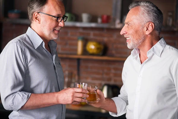 Feliz reunión de amigos masculinos después de mucho tiempo — Foto de Stock