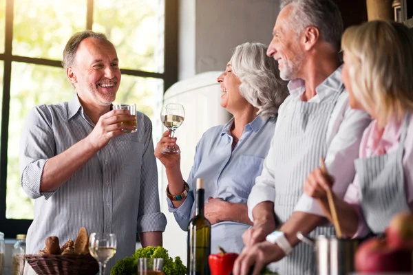 Un uomo che brinda ad una compagnia di amici — Foto Stock