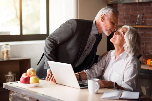 Viejo con traje inteligente besando a su esposa adiós — Foto de Stock