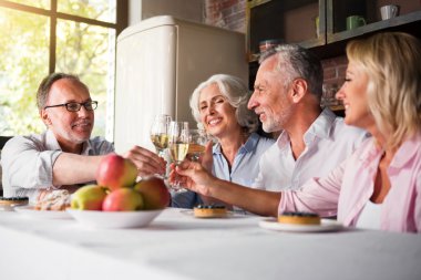 Yaşlı vatandaş şarap ile tezahürat doğum günü partisi olan