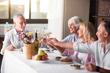 Mutfakta kutlama için aile toplantısı