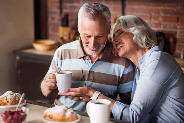Happy old couple having coffee together — Stock Photo, Image