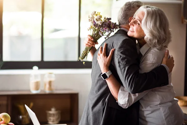 Felice coppia anziana che celebra anniversario di matrimonio — Foto Stock