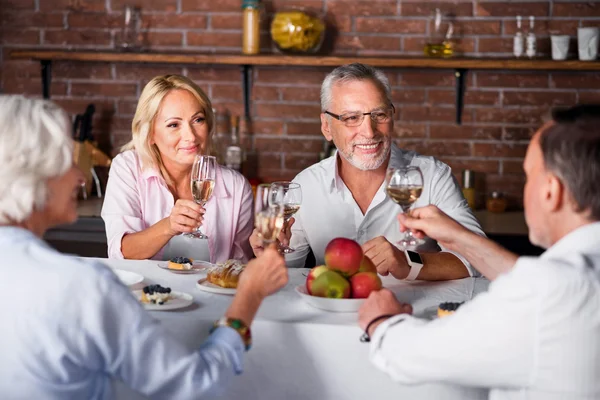 Pequeña cata de vinos para cuatro personas en el restaurante —  Fotos de Stock