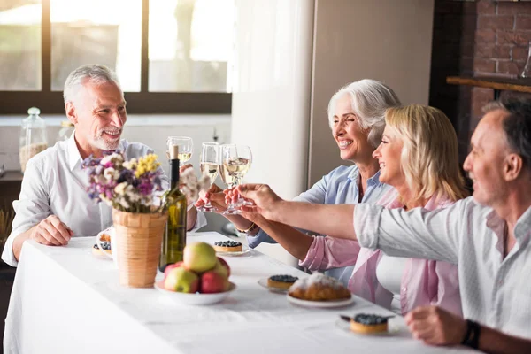 Reunião familiar para celebração na cozinha — Fotografia de Stock