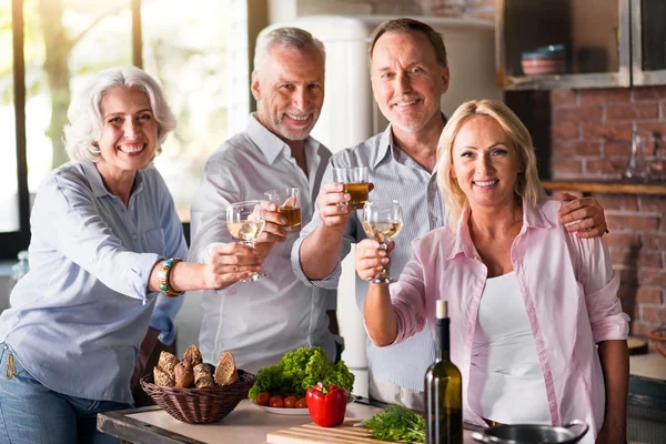 Miembros maduros de la familia posando para una foto — Foto de Stock