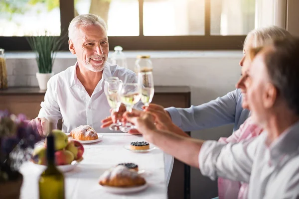 Groupe d'amis toasts au champagne dans la cuisine — Photo