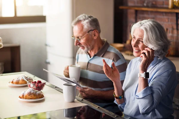 Atractivos pensionistas y pensionistas desayunando en la cocina —  Fotos de Stock