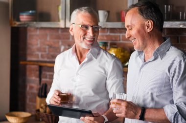 İki beyefendi alkol ile küçük bir parti