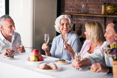 Gri yaşlı anne olgun kızı tost söyleyerek