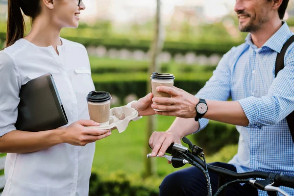 Colegas bebendo café antes do trabalho — Fotografia de Stock