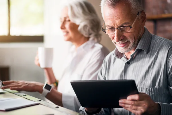 Elderly couple together at the kitchen — Stock Photo, Image