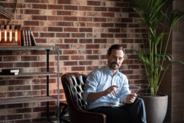 Tablet üzerinde çalışan iş adamı