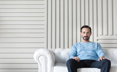  koltuğun ortasında oturan adam