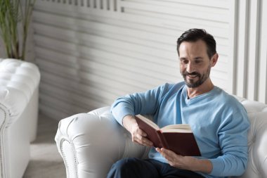 Mutlu akıllı adam bir kitap okuma