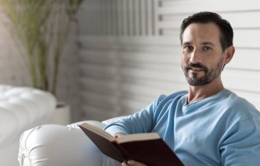 Güzel memnun adam bir hikaye okuma