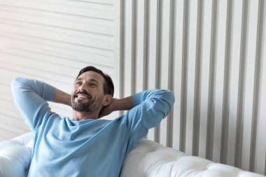 Ellerini başının arkasında holding adam