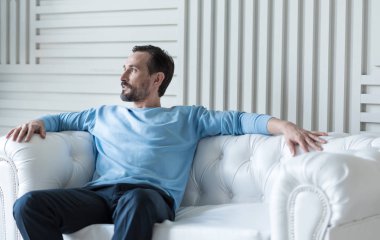 adam kanepede uzanmış