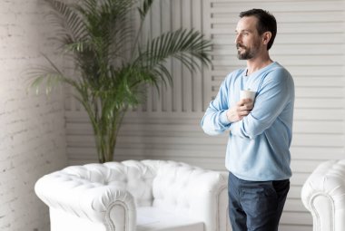 bir çay bardağı tutan adam 