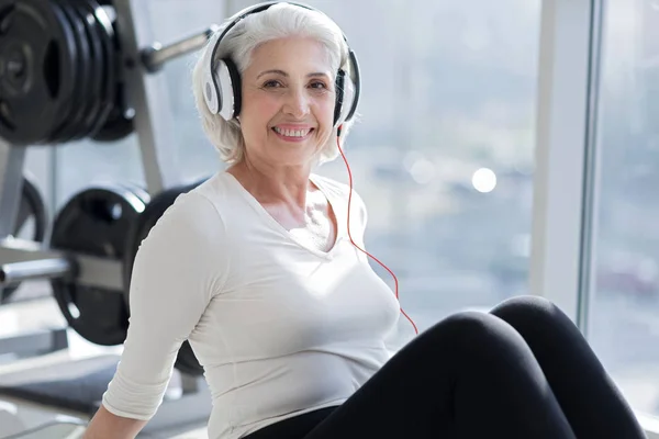 Жінка розслабляється в навушниках після тренування — стокове фото