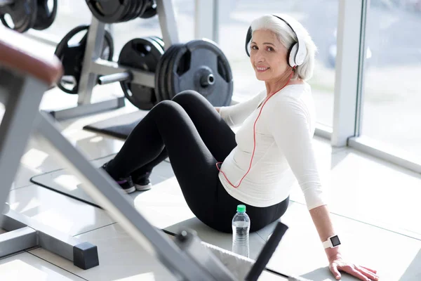 Donna rilassante con la musica dopo l'allenamento . — Foto Stock