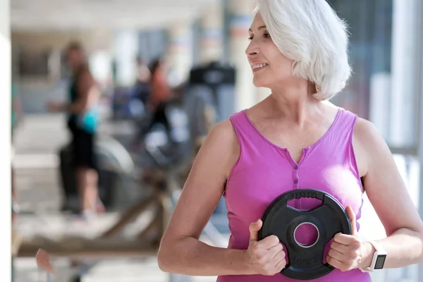 Mujer haciendo ejercicio con equipo deportivo . — Foto de Stock