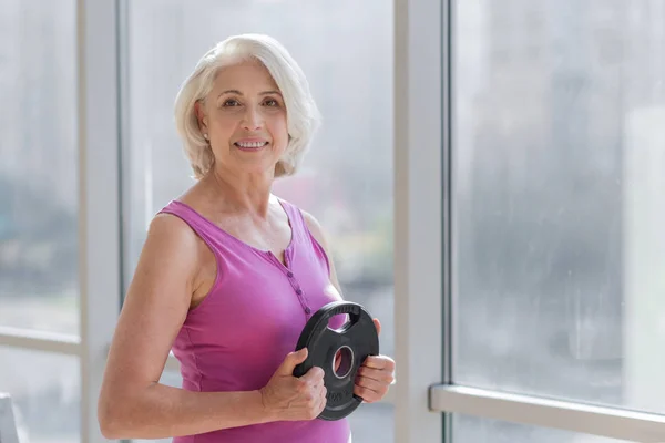 Mujer haciendo ejercicio cerca de la ventana . — Foto de Stock