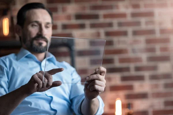 Selectieve aandacht van een tablet in gebruik — Stockfoto