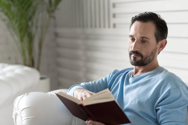 Seriöser gutaussehender Mann, der das Blatt wendet — Stockfoto