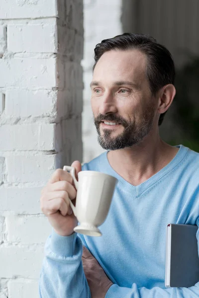 Człowieka, ciesząc się jego kawa — Zdjęcie stockowe