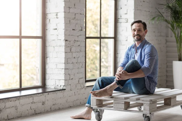 Hombre disfrutando de su relajación — Foto de Stock