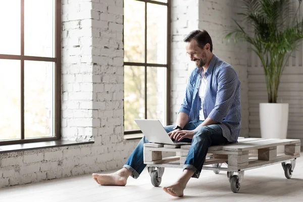 Hombre positivo escribiendo un mensaje — Foto de Stock