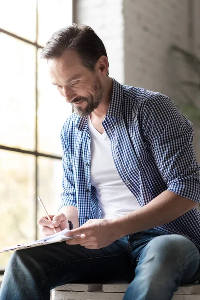 Hombre escribiendo con un lápiz — Foto de Stock
