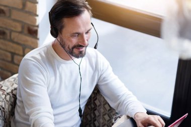 Kulaklığımda sakallı adamın Üstten Görünüm