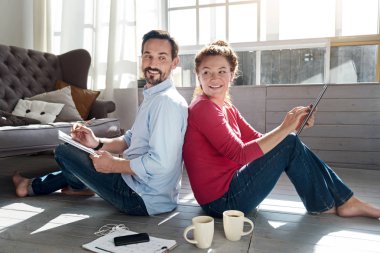 Orta yaşlı çift pencere yakın katta oturan